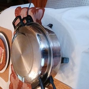 OIL CORE ELECTRIC SKILLET.